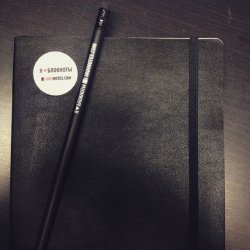 INDINOTES — круглая наклейка «Я люблю блокноты»